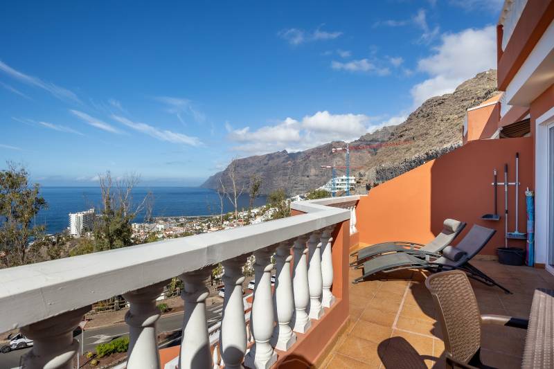 LOVELY OCEAN VIEW APARTMENT IN LOS GIGANTES FOR SALE